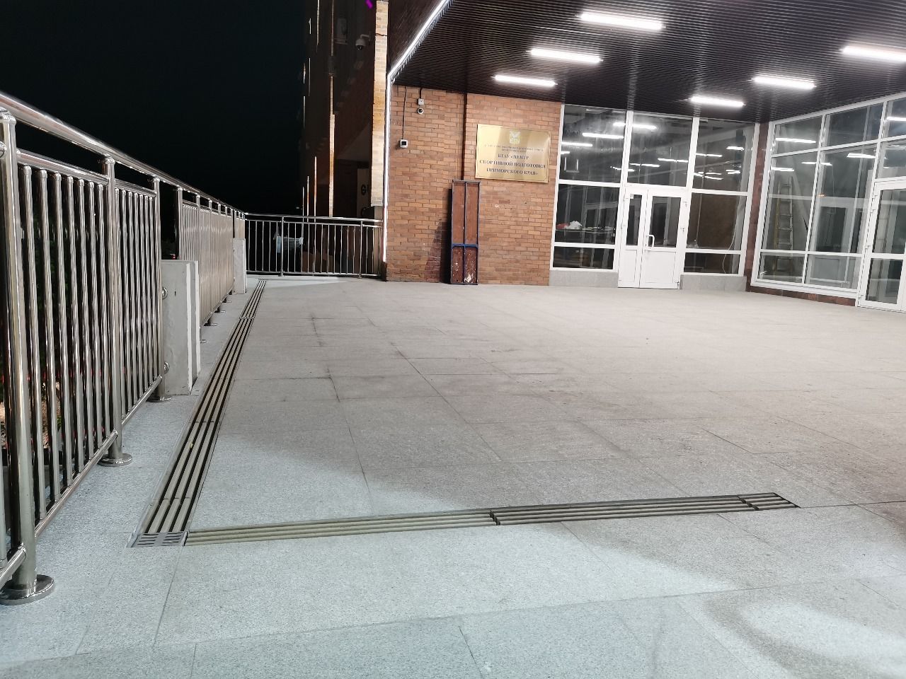 Лоток CompoMax Open Slot "Гребенка" из полимербетона песочный шириной 150 мм — изображение 2