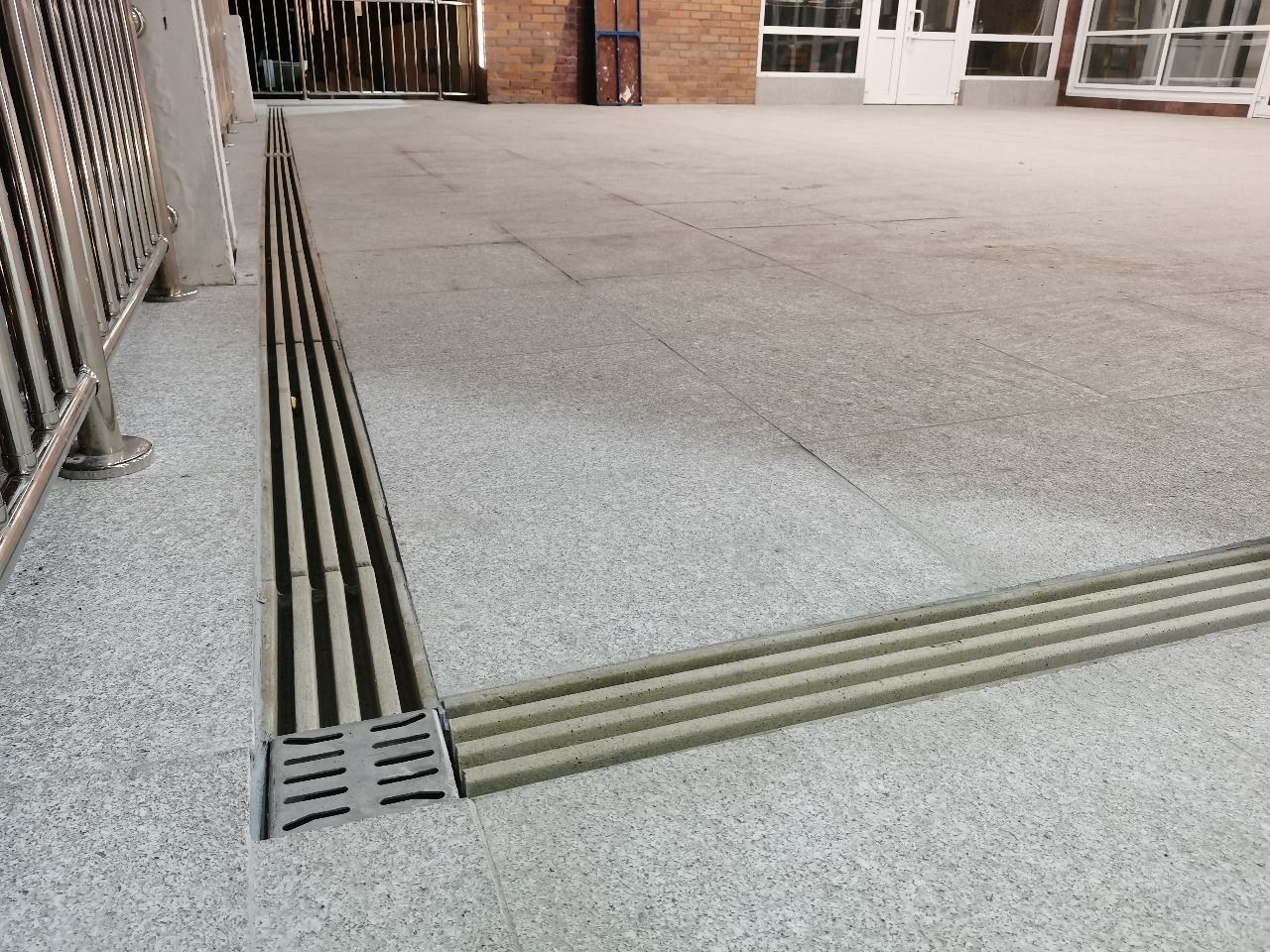 Лоток CompoMax Open Slot "Гребенка" из полимербетона песочный шириной 150 мм — изображение 3